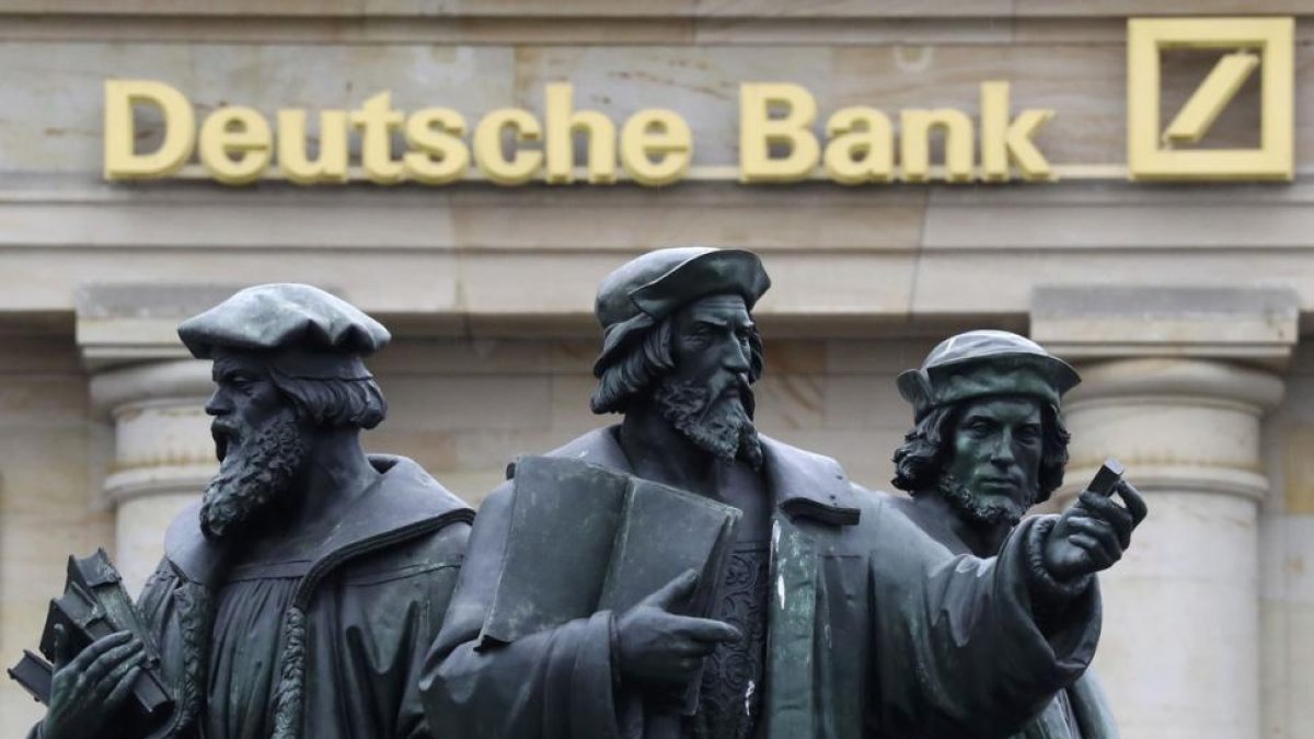 El Deutshce Bank registra una pérdida neta del 63,3%, motivada parcialmente por la reforma fiscal en EEUU.-KAI PFAFFENBACH (REUTERS)