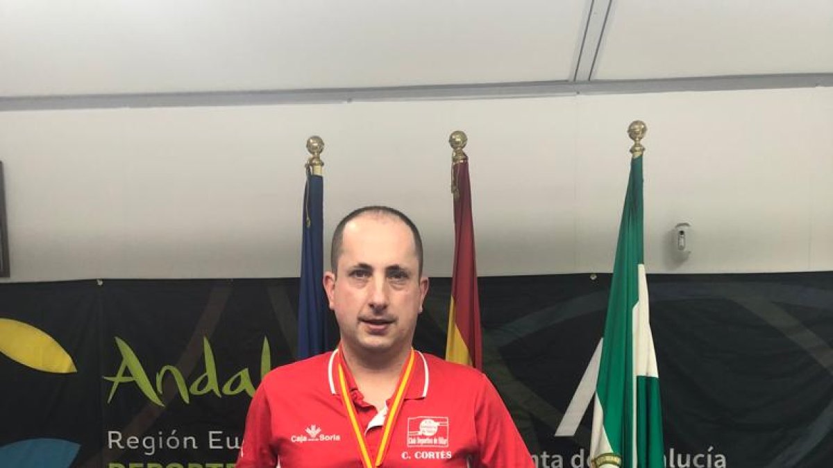 Carlos Cortés con la copa de campeón de España. HDS