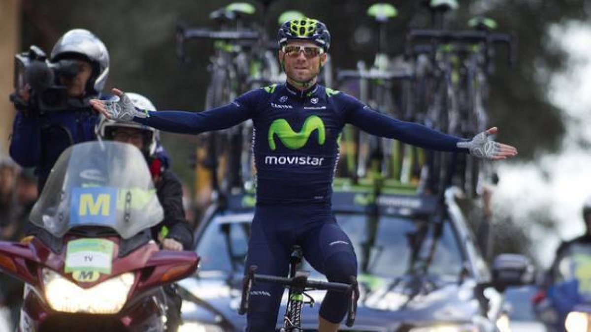 Alejandro Valverde, en el momento de cruzar en solitario la meta de la Challenge de Mallorca, en Deià.-Foto: AFP / JAIME REINA