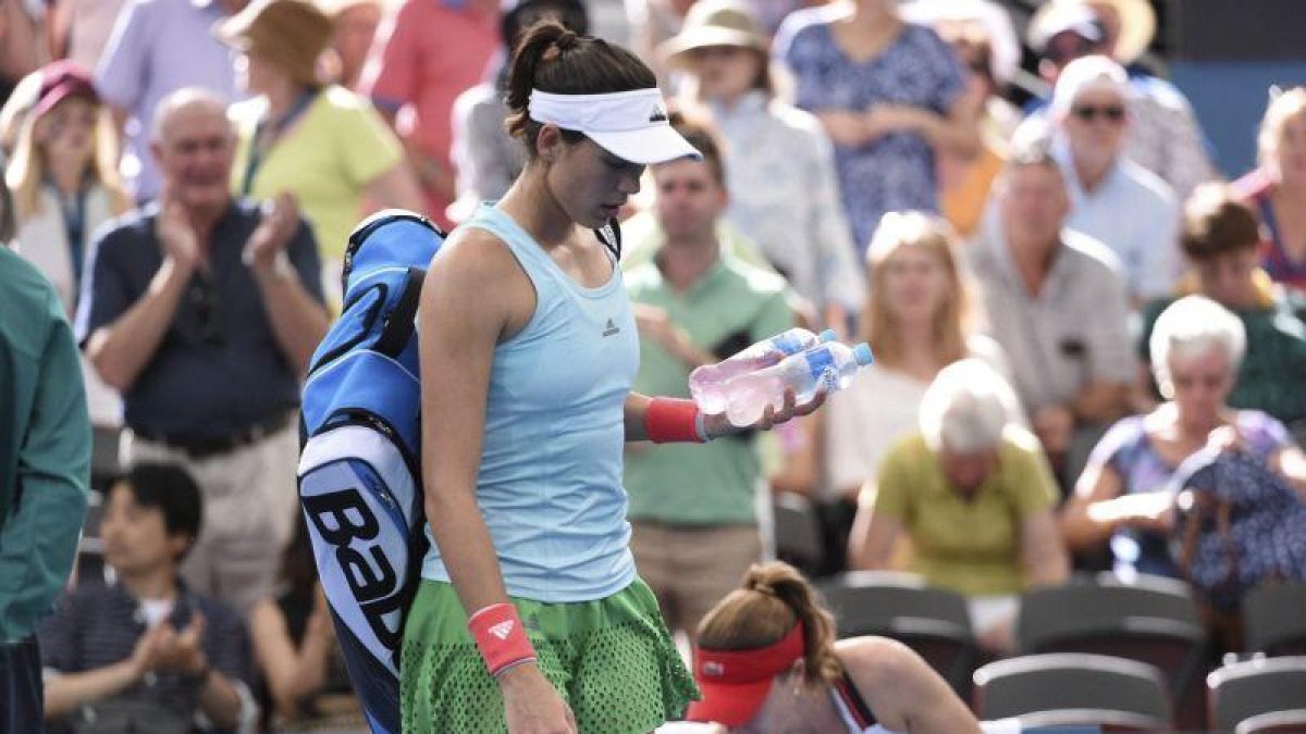 La tenista española Garbiñe Muguruza abandona la semifinal contra la francesa Alize Cornet en el torneo internacional de Brisbane.-EFE / DAVE HUNT