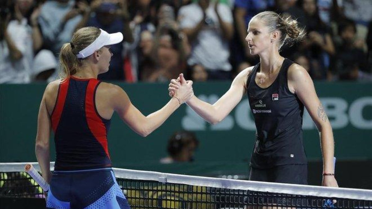 Pliskova (derecha), felicitada por Wozniacki en un partido en Singapur.-VINCENT THIAN (AP)