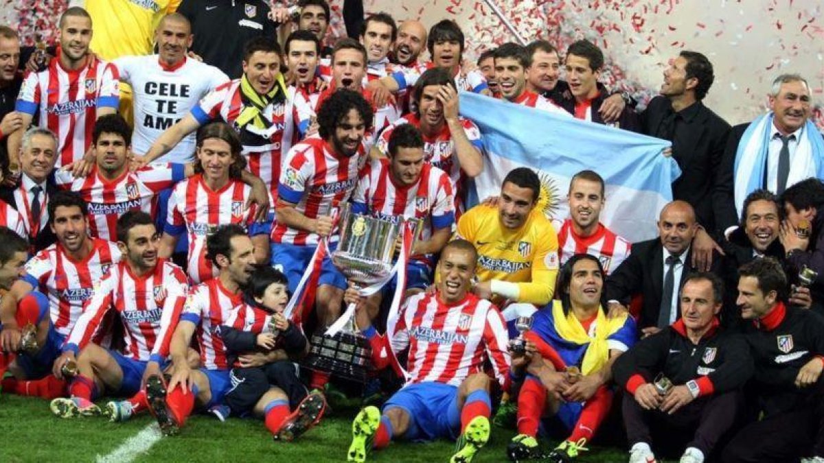 El Atlético de Madrid, con la Copa del Rey recién ganada al Real Madrid en el Bernabéu, en mayo del 2013.-DAVID CASTRO