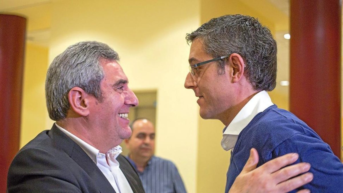 Julio Villarrubia saluda a Eduardo Madina, que ayer intervino en un seminario en Salamanca.-ICAL