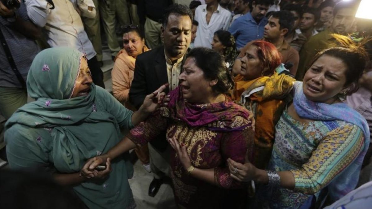 Desespero en Lahore tras el atentado suicida.-EFE