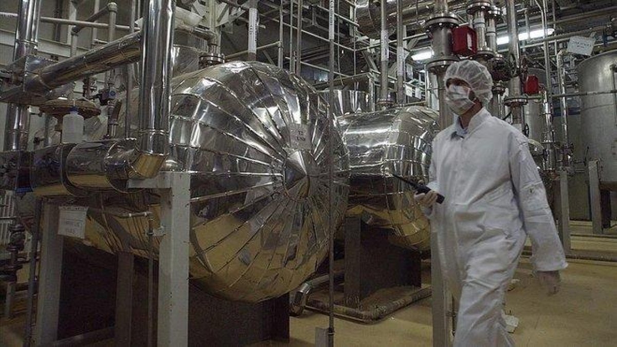Un responsable de seguridad inspecciona las instalaciones de una central nuclear iraní.-VAHID SALEMI (AP)