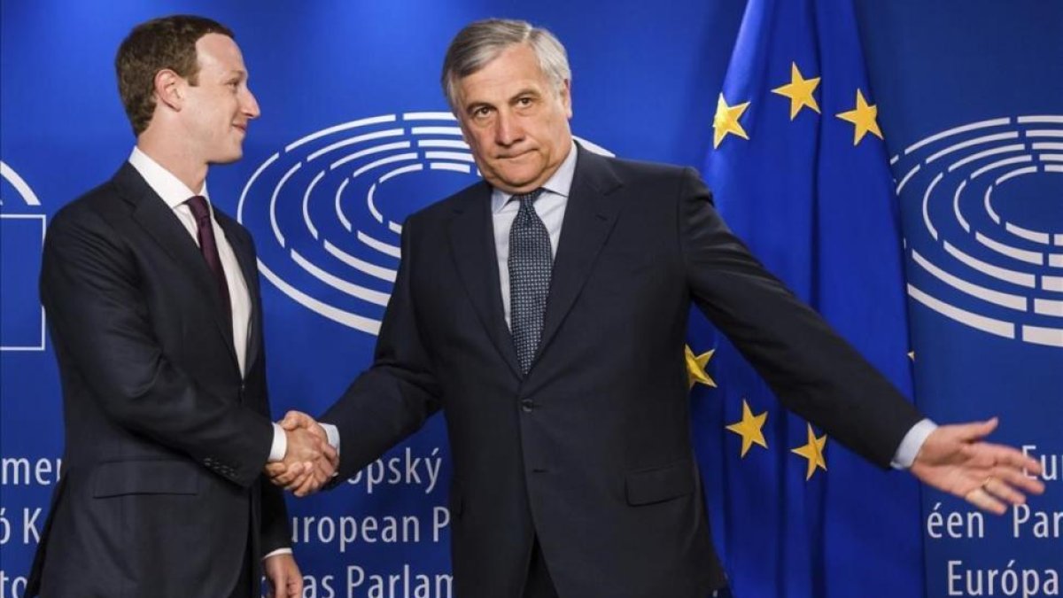 El presidente del Parlamento Europeo, Antonio Tajani, recibe al fundador de Facebook, Mark Zuckerberg.-Geert Vanden Wijngaert / AP