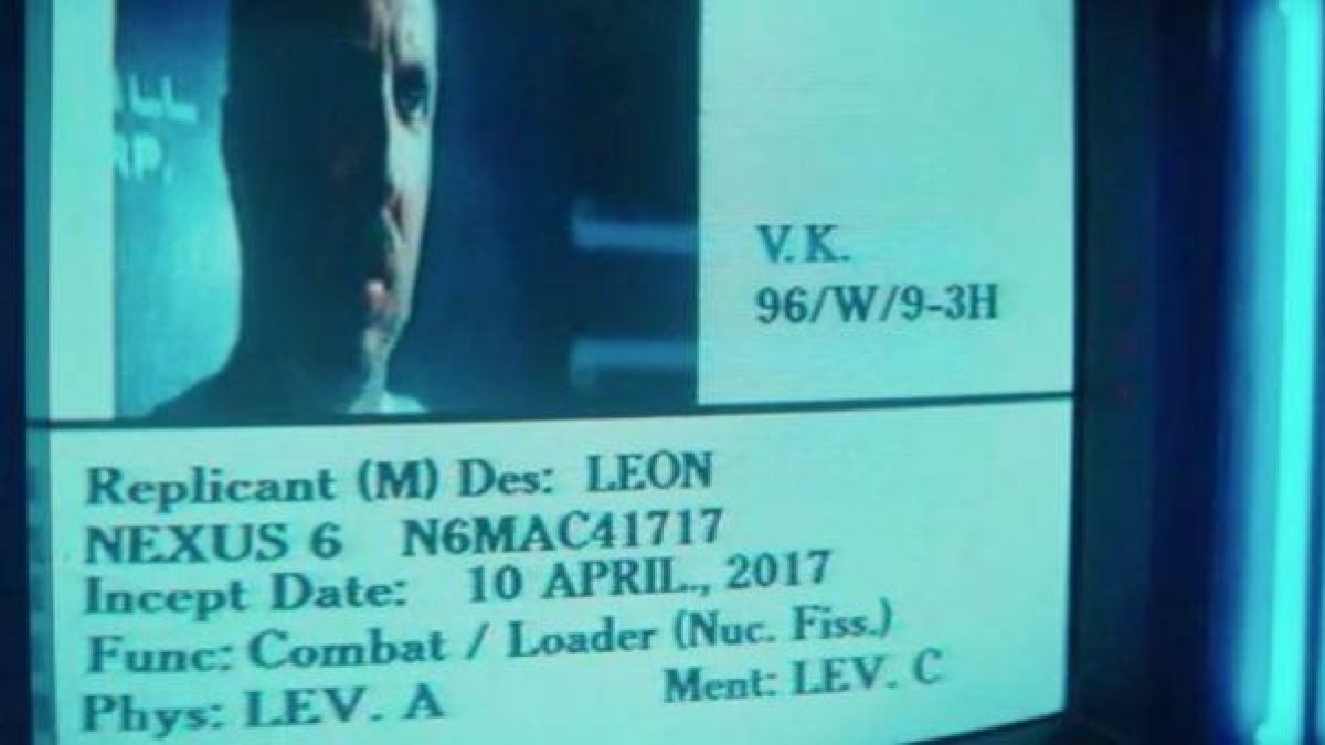 Ficha y rostro del replicante Leon Kowalski, en 'Blade Runner', donde se ve la fecha de su creación.-