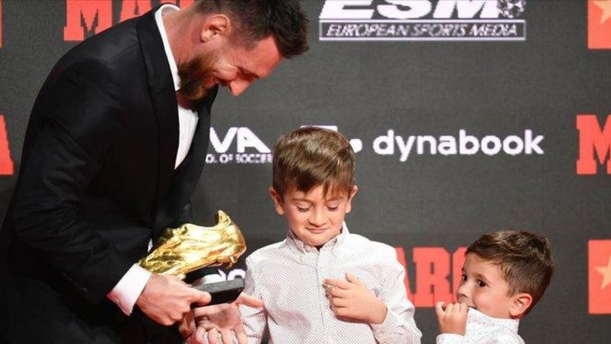 Leo Messi recibe su sexta Bota de Oro de manos de sus hijos Thiago y Mateo.-JORDI COTRINA