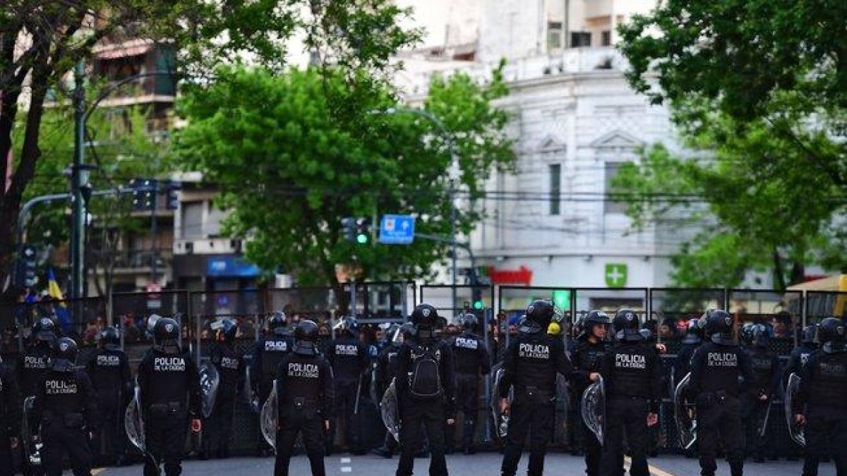 La policía de Buenos Aires acordona los aledaños del estadio del Boca Juniors.-AFP