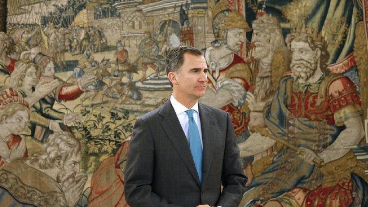 El Rey, en el palacio de la Zarzuela, donde tiene lugar la ronda de contactos con los partidos para la investidura.-EFE
