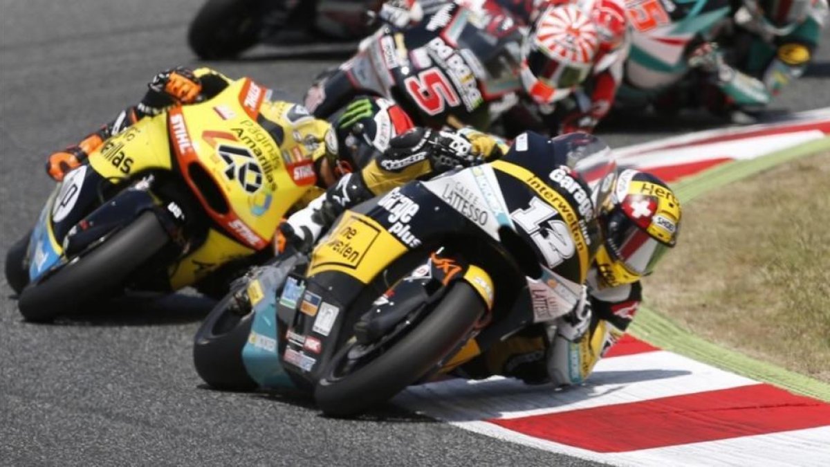Johann Zarco lidera la carrera de Moto2 del GP de Catalunya, en Montmeló, por delante de Àlex Rins.-EFE