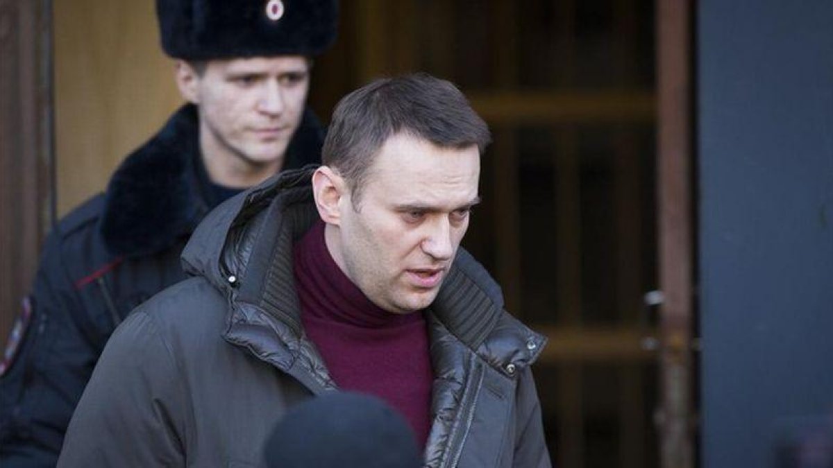 Navalny sale del tribunal de Moscú que lo sentenció a siete días de cárcel hace unos meses.-ALEXANDER ZEMLIANICHENKO