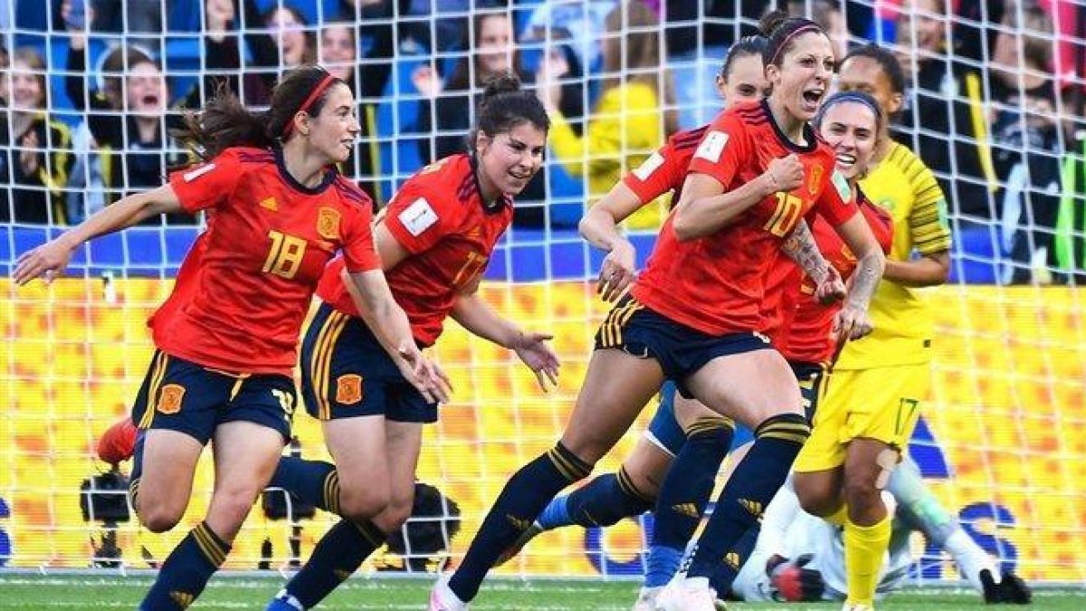 Las jugadoras españolas celebran uno de sus goles.-