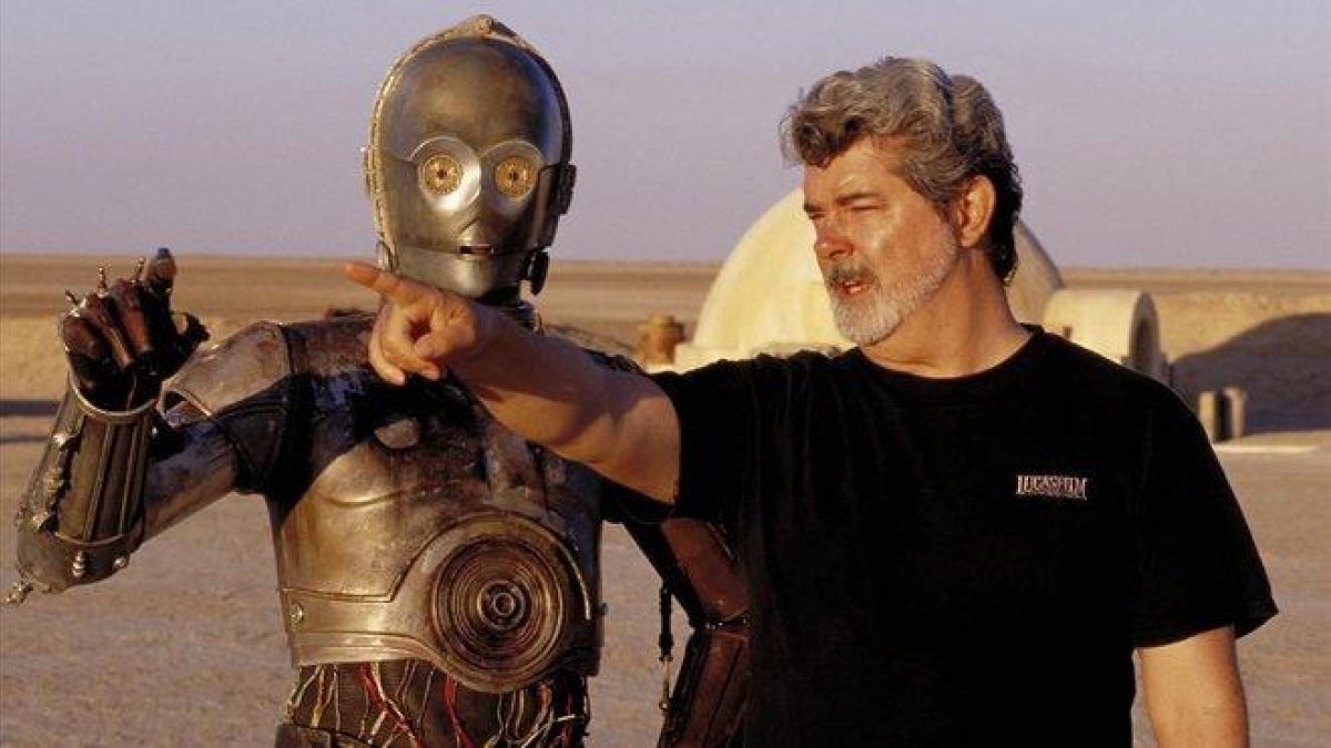 George Lucas da instrucciones a Anthony Daniels, el intérprete del robot C-3PO, en el desierto de Túnez, durante el rodaje de ’La guerra de las galaxias. Episodio IV: Una nueva esperanza’.-AP / LUCAS FILM