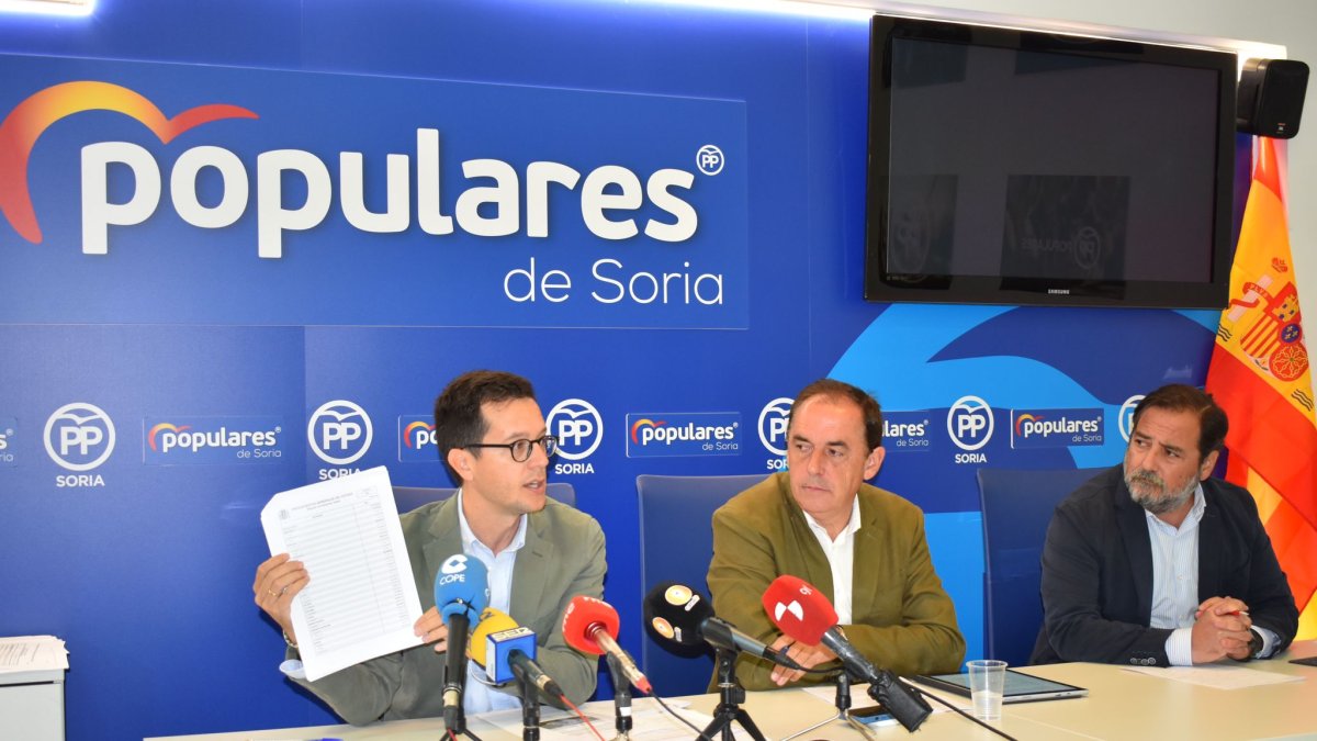 De izquierda a derecha, Tomás Cabezón, Benito Serrano y José Manuel Hernando, ayer en la sede del PP. HDS