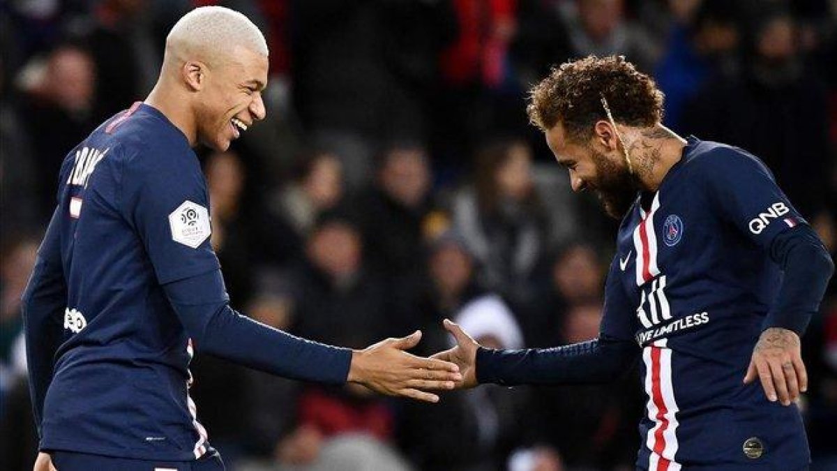 Mbappé felicita a Neymar tras marcar un gol al Amiens.-