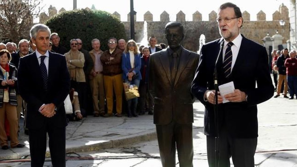 El presidente del Gobierno junto con el hijo de Adolfo Suárez y la estatua del expresidente del Gobierno, hoy en Ávila.-DAVID CASTRO