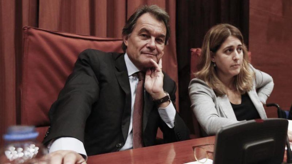 Artur Mas junto a Marta Pascal, en una imagen de archivo en el Parlament.-JULIO CARBÓ