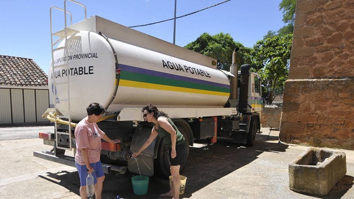 Dos mujeres toman agua de una cisterna de la Diputación en Cubo de la Solana en una imagen de archivo.-VALENTÍN GUISANDE