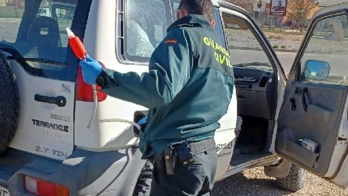 Un agente de la Guardia Civil analiza un vehículo en la provincia de Soria.-HDS