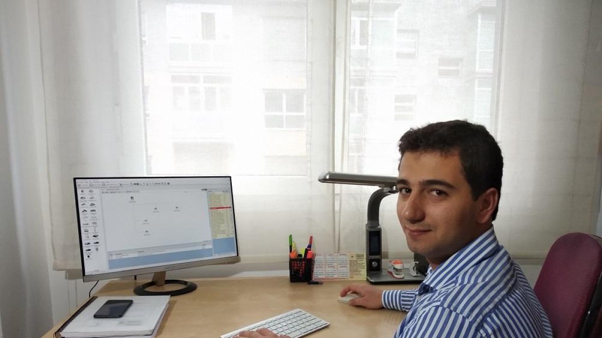 El graduado en Ingeniería Eléctrica Juan María Pérez Pacho trabaja en el ordenador en su proyecto sobre la simulación de una chimenea eólico-solar.-- EL MUNDO