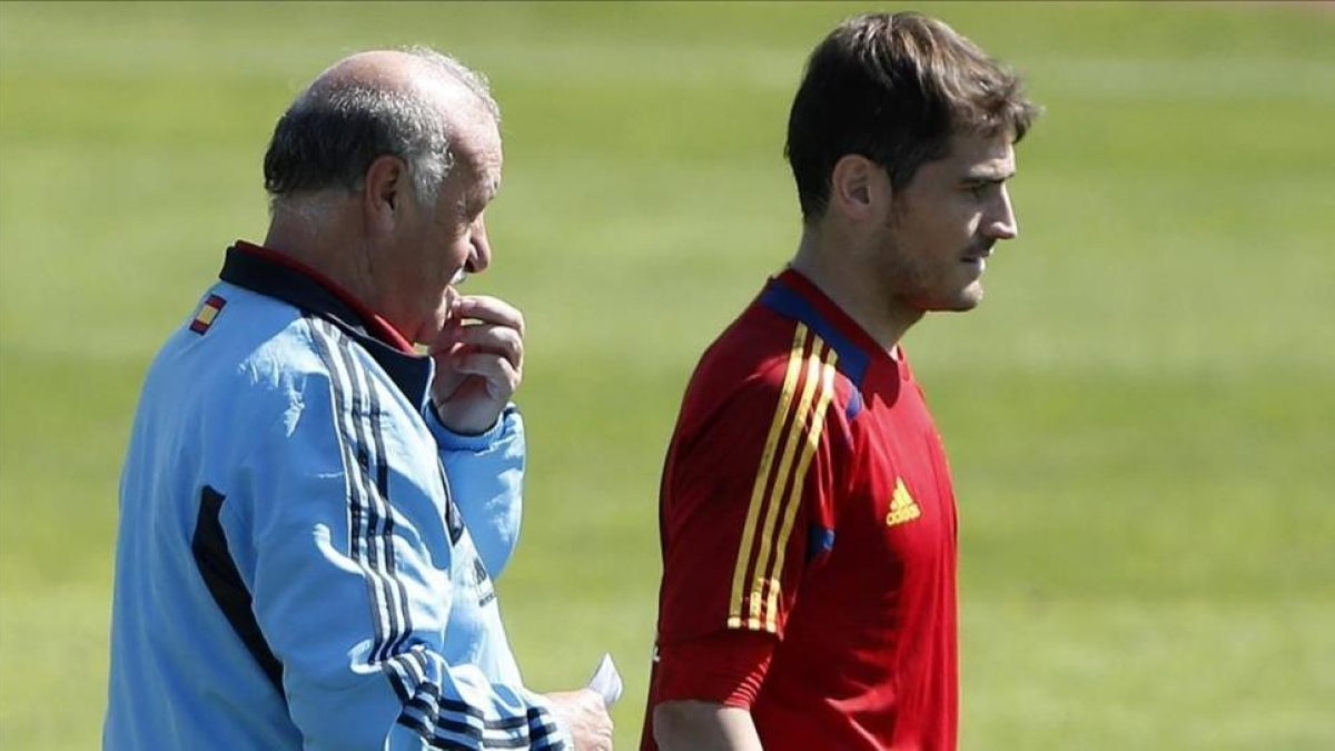 Del Bosque y Casillas, en un entrenamiento de la selección española en Las Rozas.-EFE / JUAN CARLOS HIDALGO