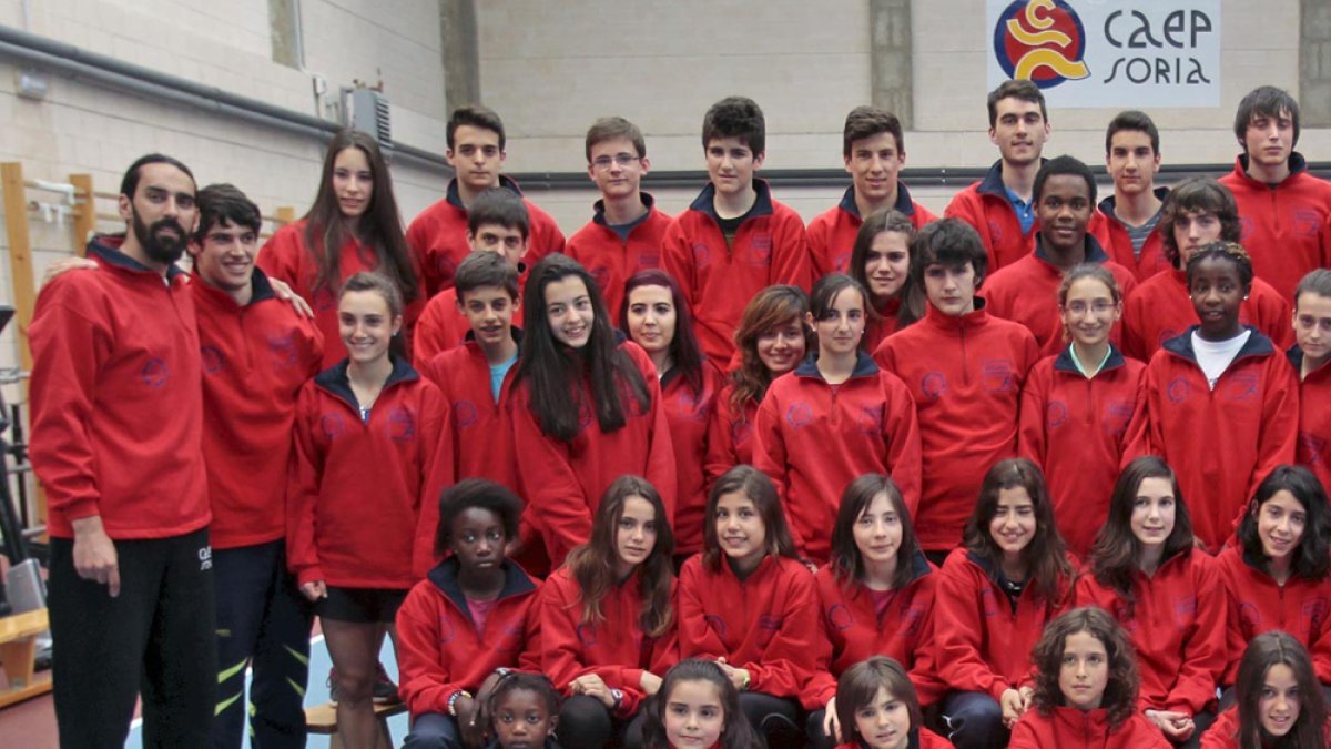 Enrique Márquez, a la izquierda de la imagen, con un grupo de atletas en las instalaciones del CAEP Soria.Luis Ángel Tejedor.