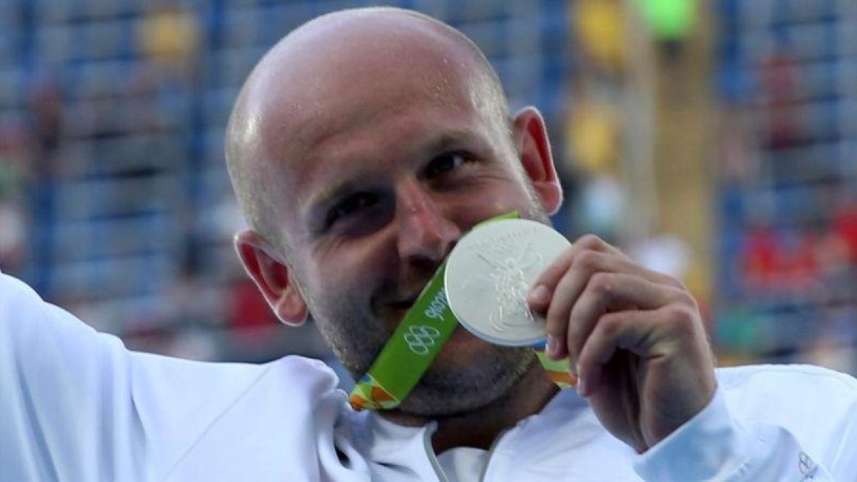 Piotr Malachowski celebra la medalla de plata conseguida en los Juegos de Río 2016.-ALESSANDRO BIANCHI / REUTERS