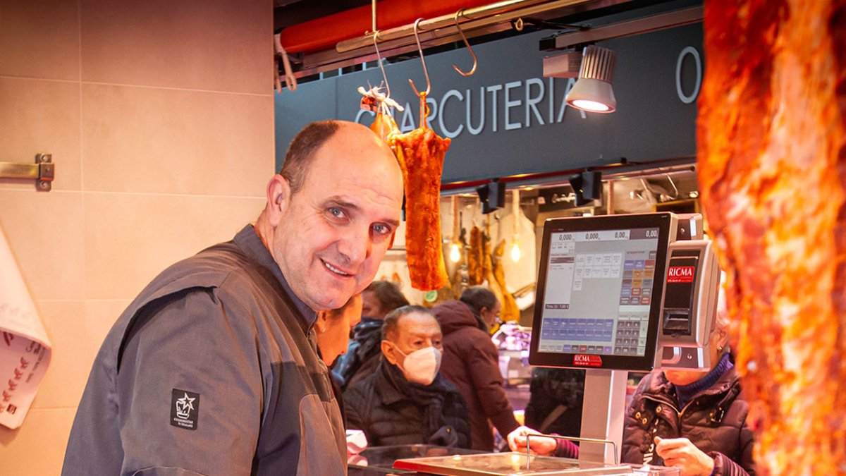 Pablo Arlegui es comerciante en el Mercado Municipal de Soria. MARIO TEJEDOR