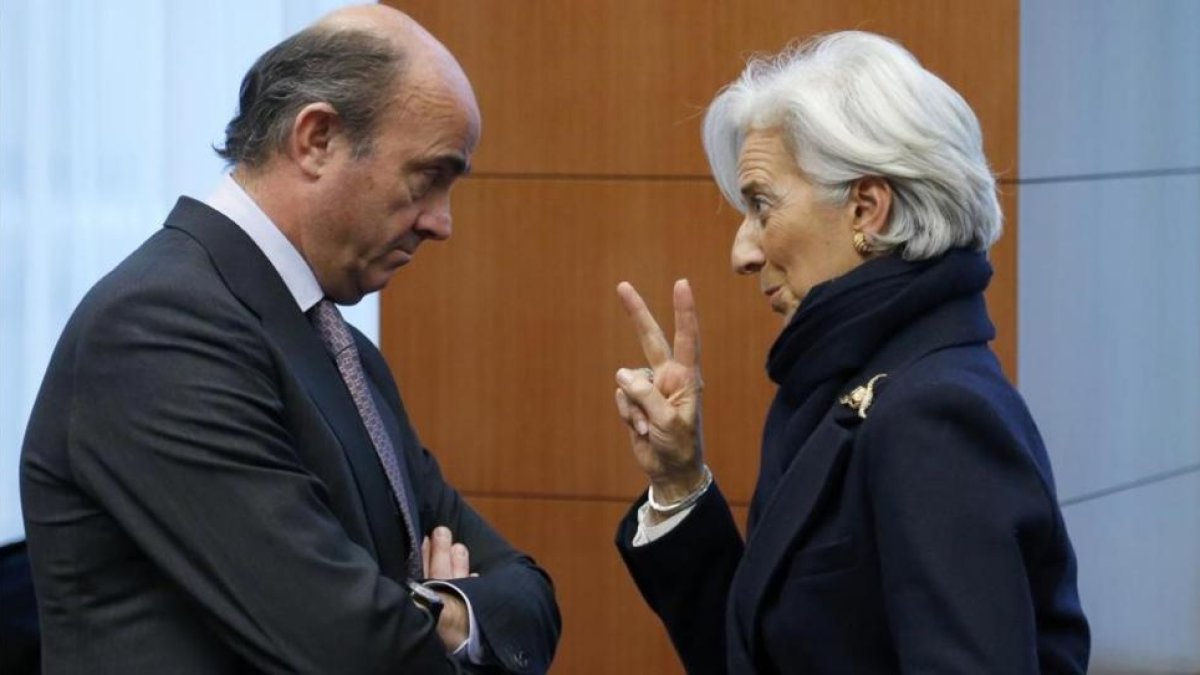 El ministro de Economía, Luis de Guindos, y la directora del FMI, Christine Lagarde, en febrero del 2013.-FRANCOIS LENOIR