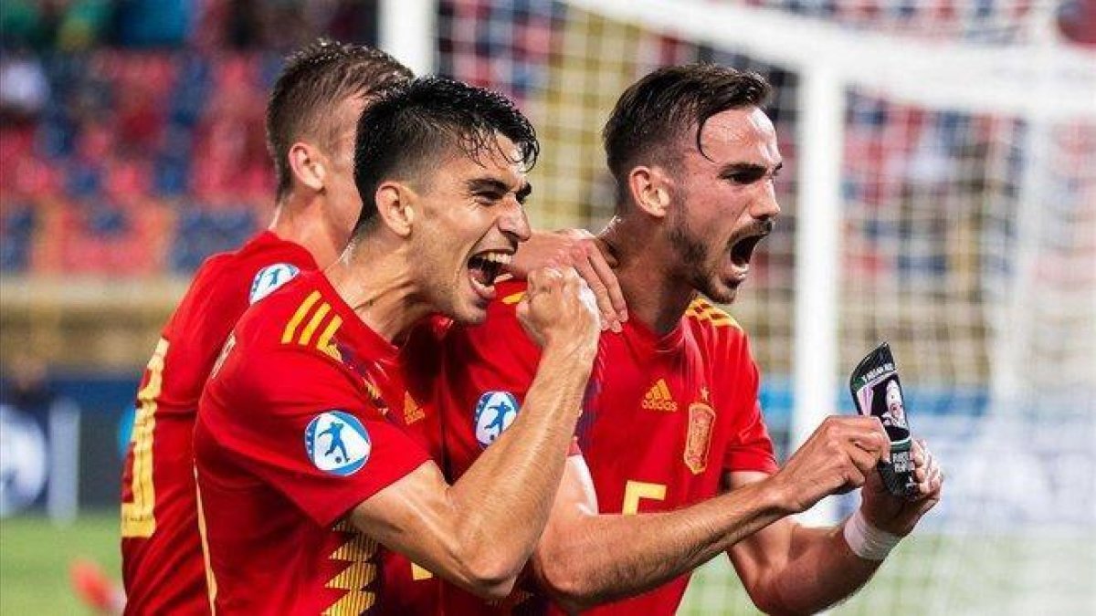 Fabián Ruiz celebra con sus comoañeros el tercer gol de la selección española.-EFE / ALFIO GUARISE