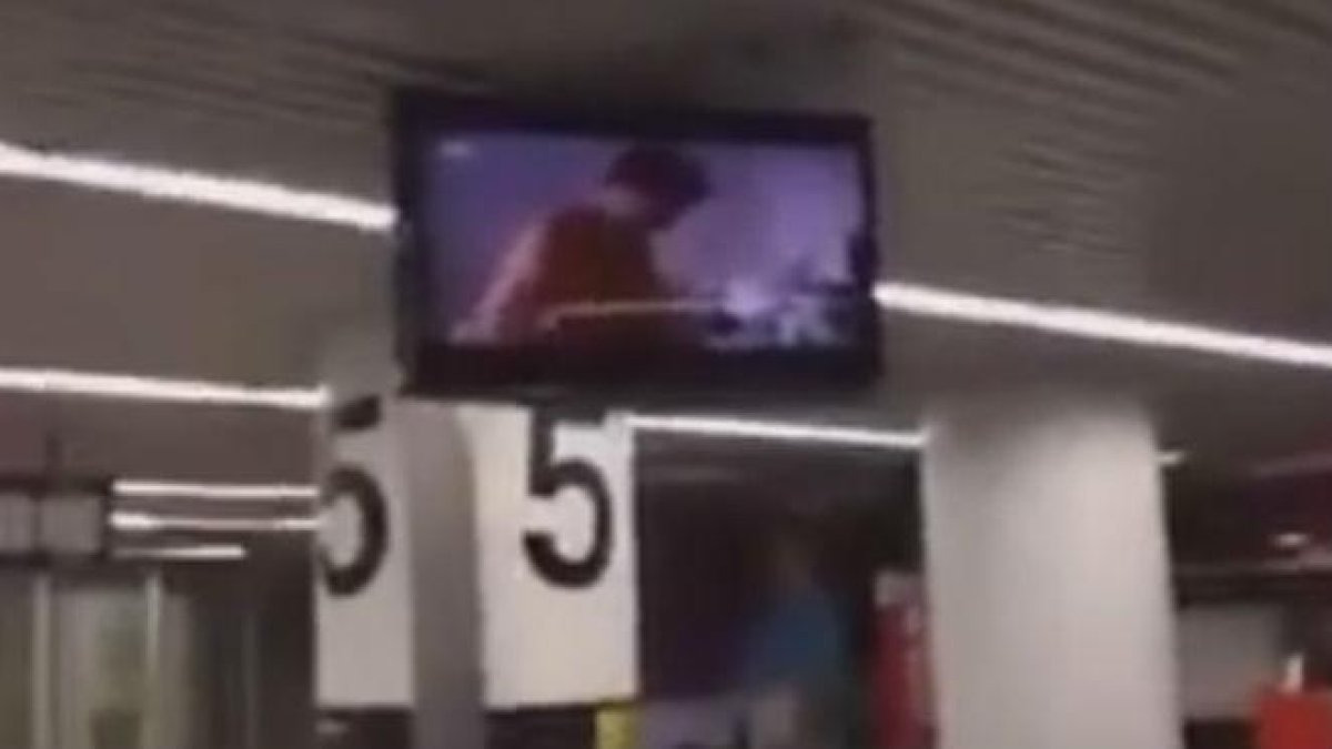 INCIDENTE DE POCOS MINUTOS: Los monitores del aeropuerto de Lisboa emiten  por error una película porno