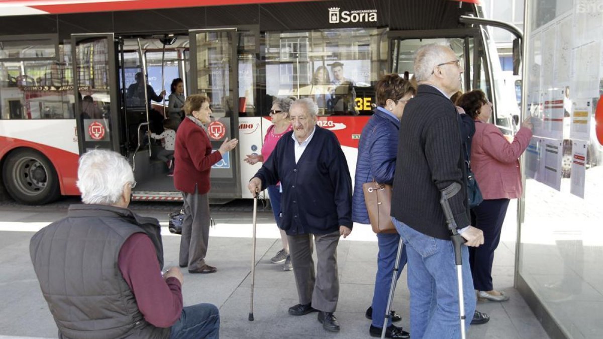 Parada del autobús urbano de Mariano Granados.-Luis Ángel Tejedor