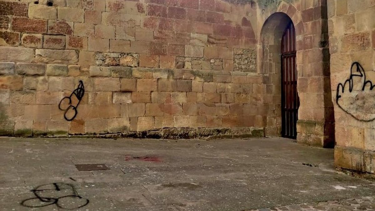 PATRIMONIO: La iglesia románica de San Nicolás de Soria, cubierta por penes  pintados