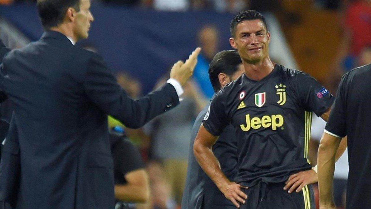 Cristiano Ronaldo muestra su desesperación ante la mirada de Massimo Allegri, técnico de la Juventus.-JOSÉ JORDÁN