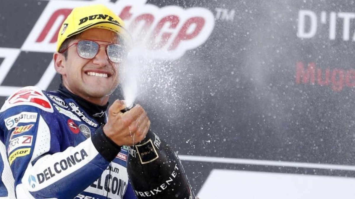 El español Jorge Martin  celebra, en Mugello (Italia), su tercer triunfo de la temporada.-AP