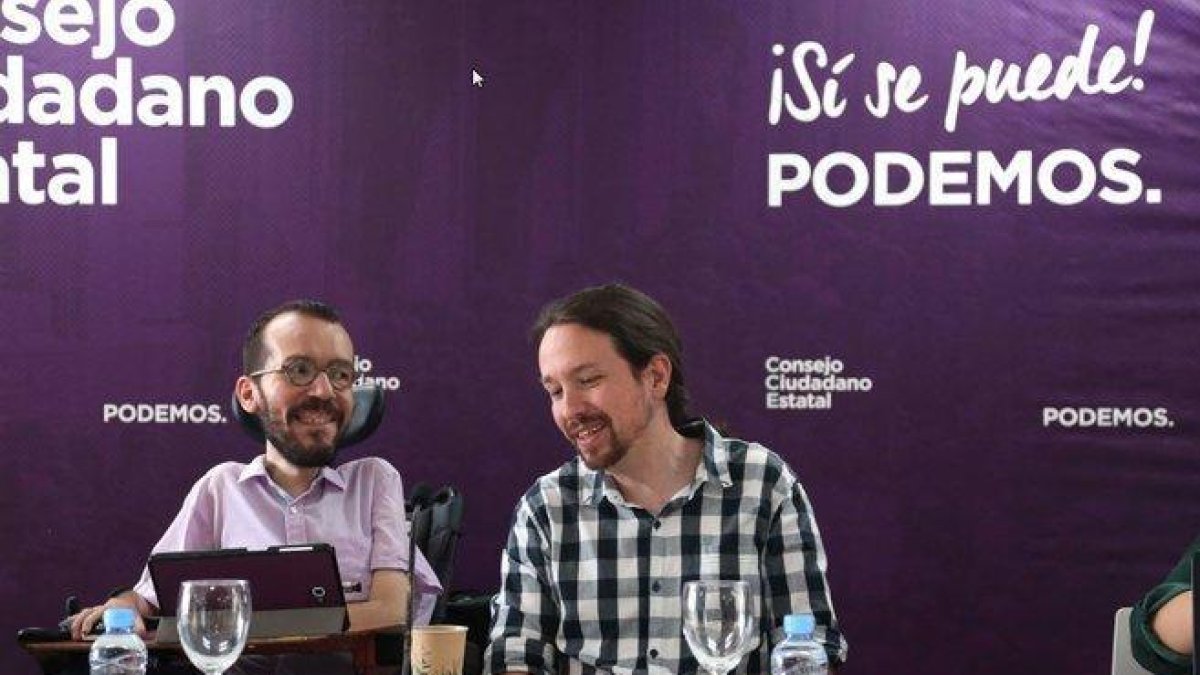 El líder de Podemos, Pablo Iglesias, junto al Secretario de Organización del partido, Pablo Echenique en el Consejo Ciudadano Estatal.-DAVID CASTRO