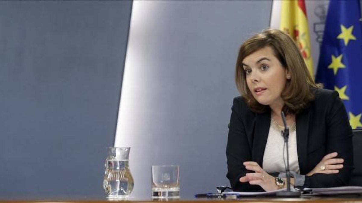 La vicepresidenta del Gobierno, Soraya Sáenz de Santamaría, este viernes en la rueda de prensa posterior al Consejo de Ministros.-Foto: EFE/ ÁNGEL DÍAZ