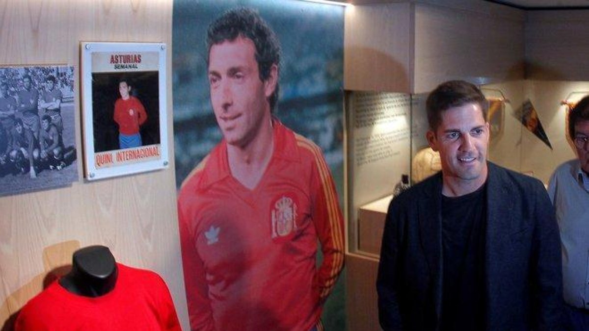 El seleccionador Robert Moreno junto a una imagen de Quini con España.-EFE