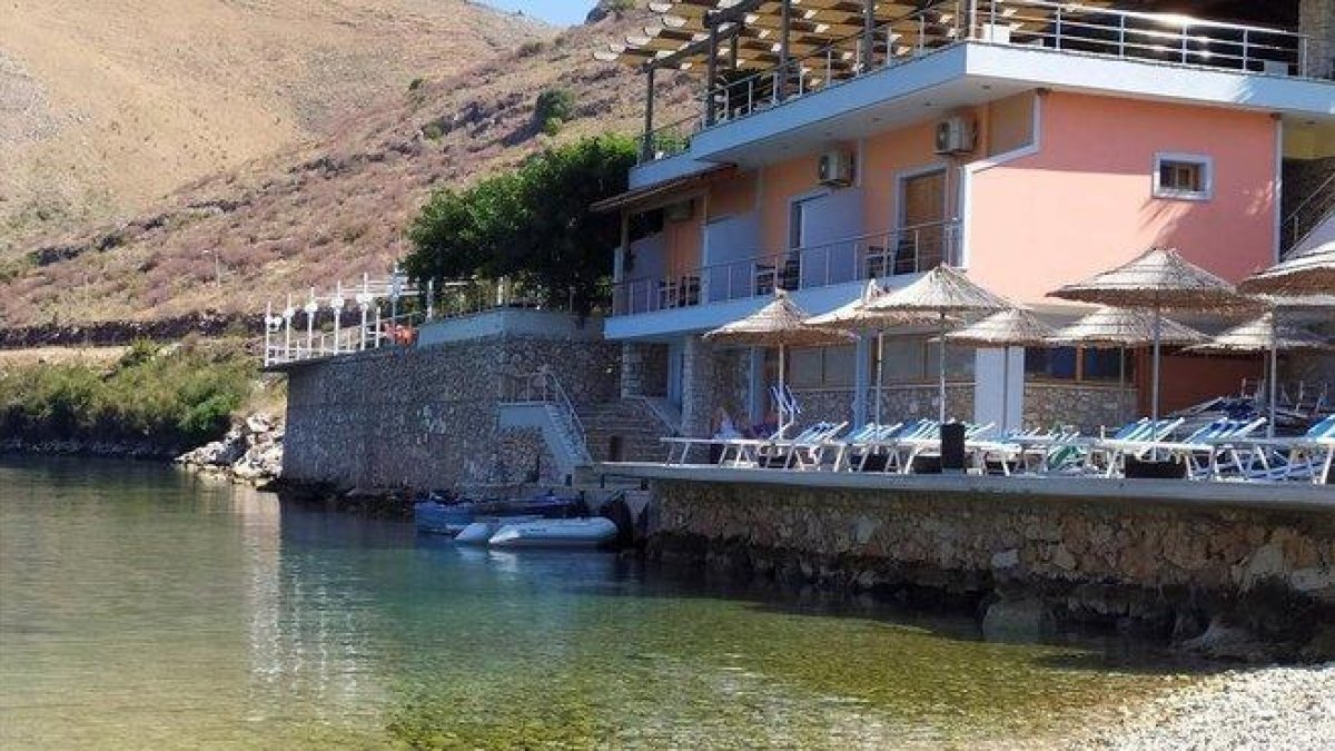 El restaurante en la playa de Porto Palermo, antes del derribo por las autoridades albanesas.-EFE / MIMOZA DHIMA