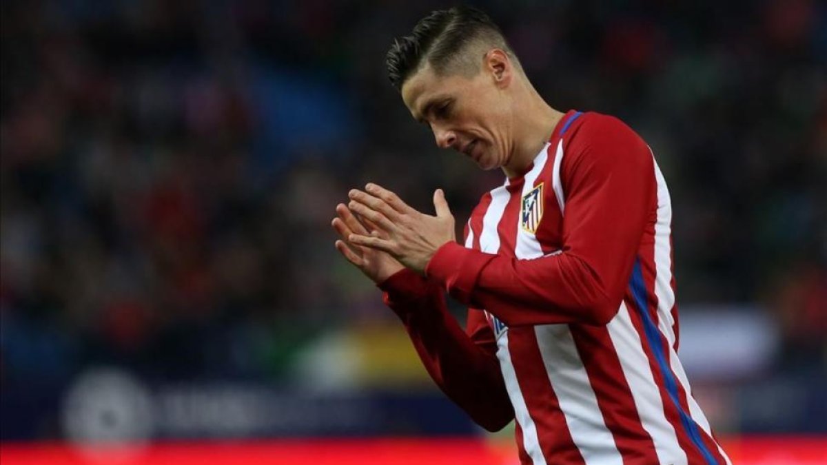 Fernando Torres aplaude tras marcar el primer tanto del Atlético en el Calderón.-AFP / CÉSAR MANSO