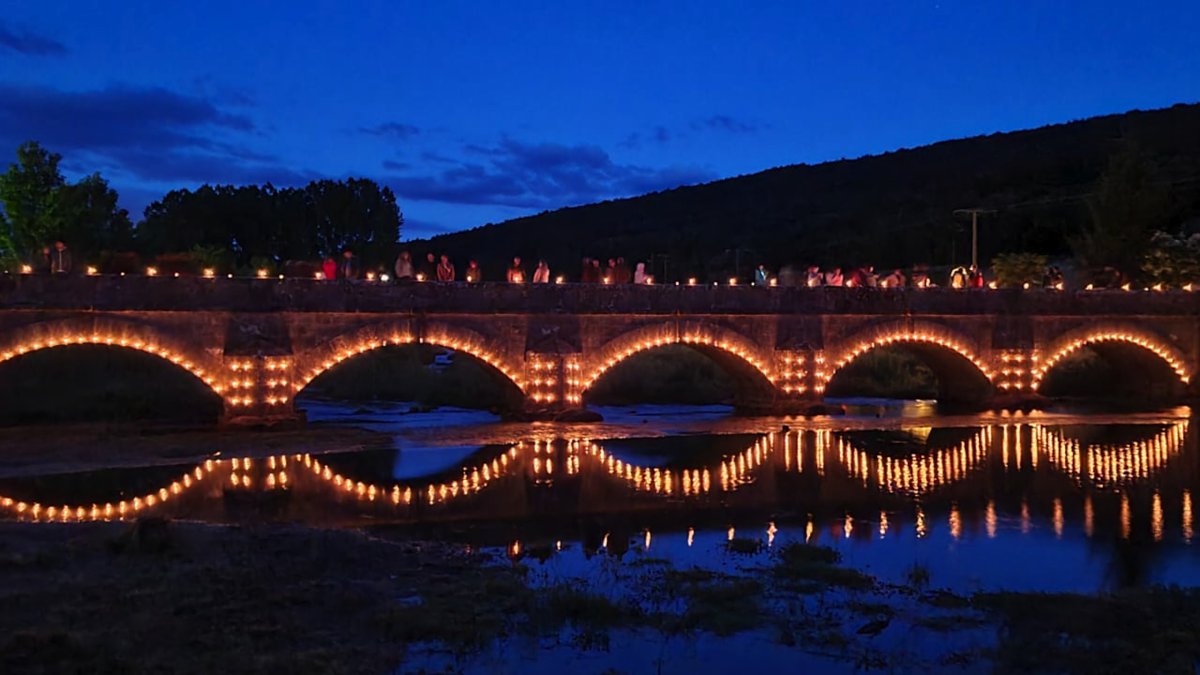 Puente de Salduero iluminado con las velas.-Ayuntamiento de Salduero