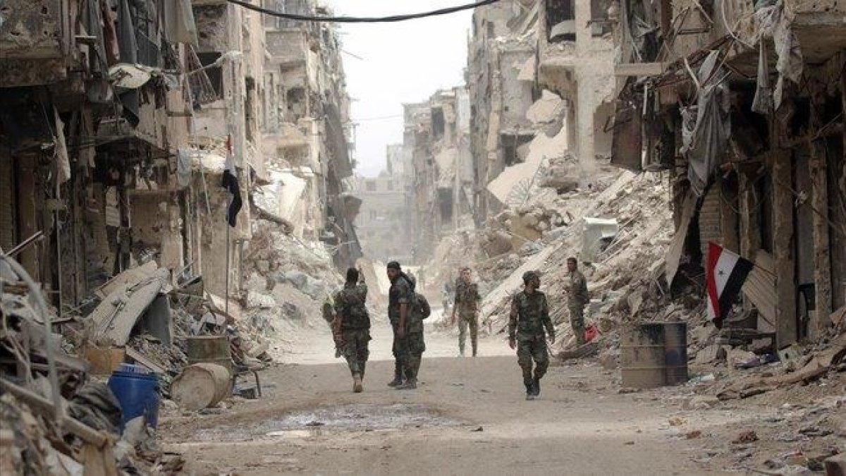 Soldados del Ejército de Damasco patrullan por el barrio de Yarmouk, en el sur de la capital siria.-EFE / YOUSSEF BADAWI