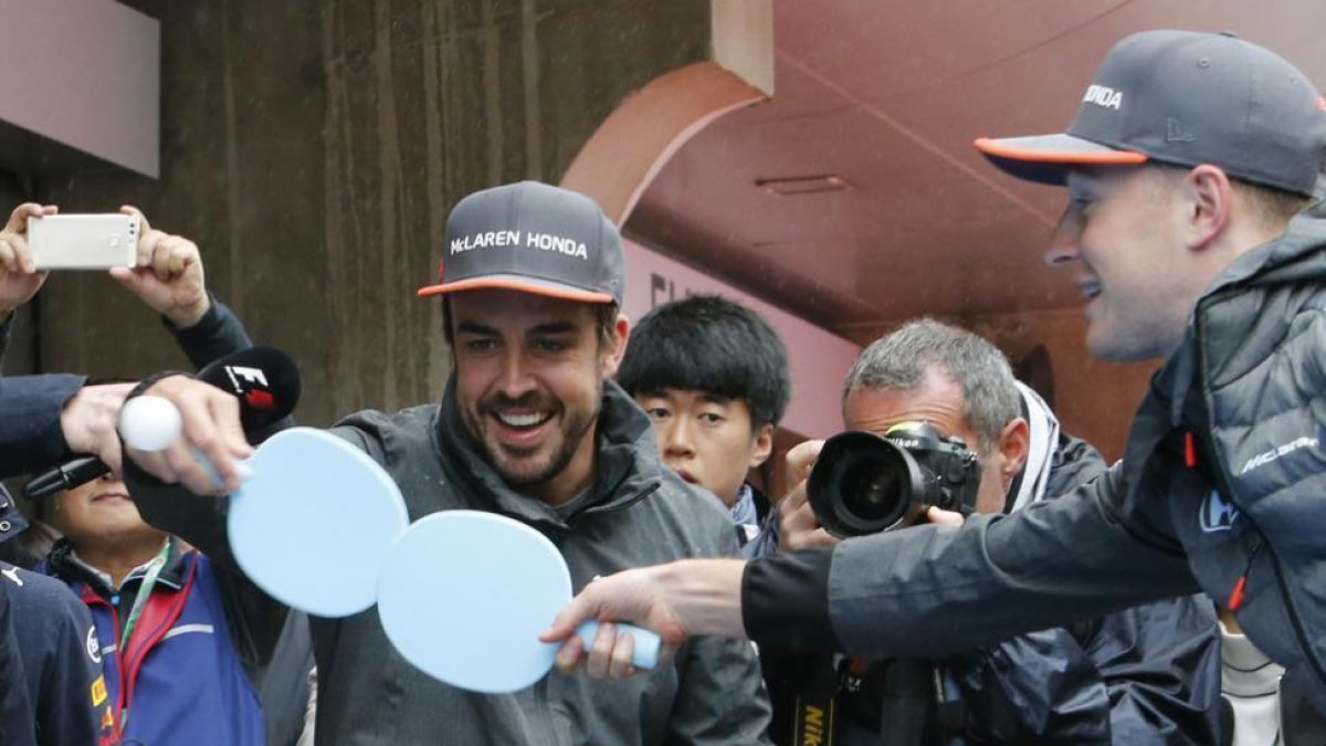 Fernando Alonso bromea en el circuito de Shangai.-TORU TAKASHASHI / AP