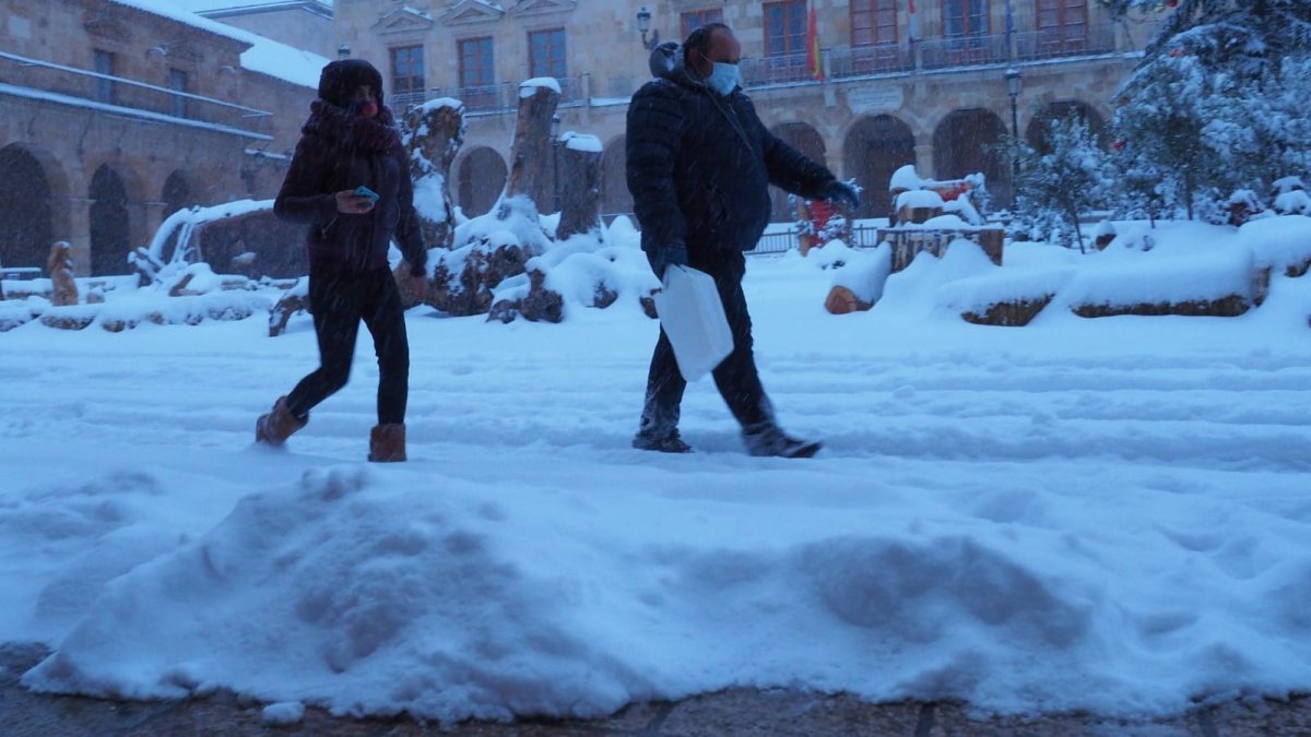 Imagen de la plaza Mayor de Soria totalmente cubierta de nieve. LUIS ÁNGEL TEJEDOR