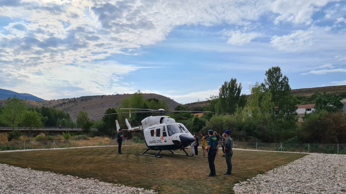 El helicóptero de la Guardia Civil que ha 'estrenado' el helipuerto de Villar del Río. HDS