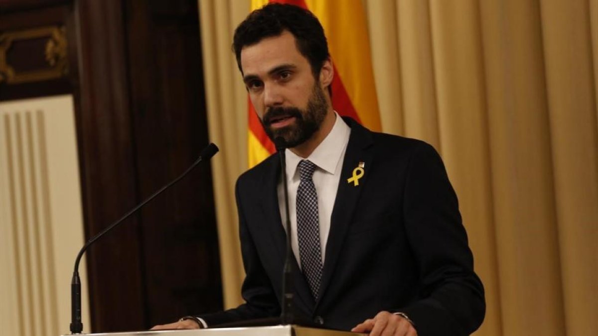 El presidente del Parlament, Roger Torrent, este lunes, anunciando la candidatura de Carles Puigdemont.-ALBERT BERTRAN