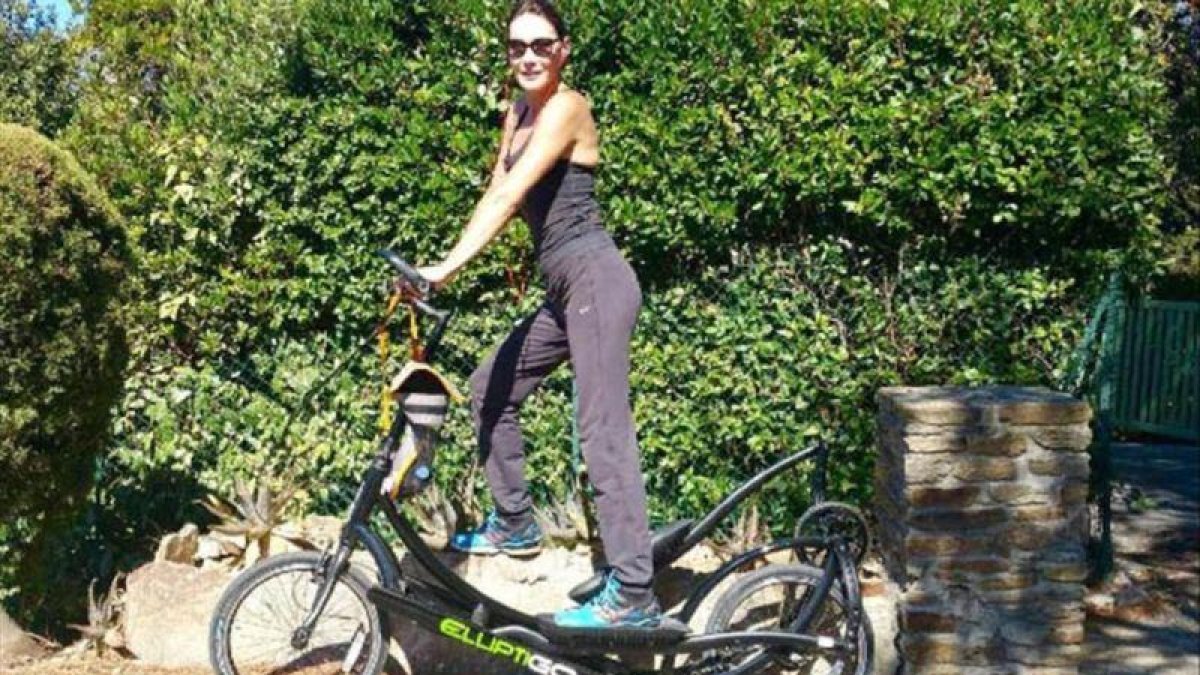 Carla Bruni, sobre un Elliptigo, mezcla de bicicleta y elíptica.-INSTAGRAM