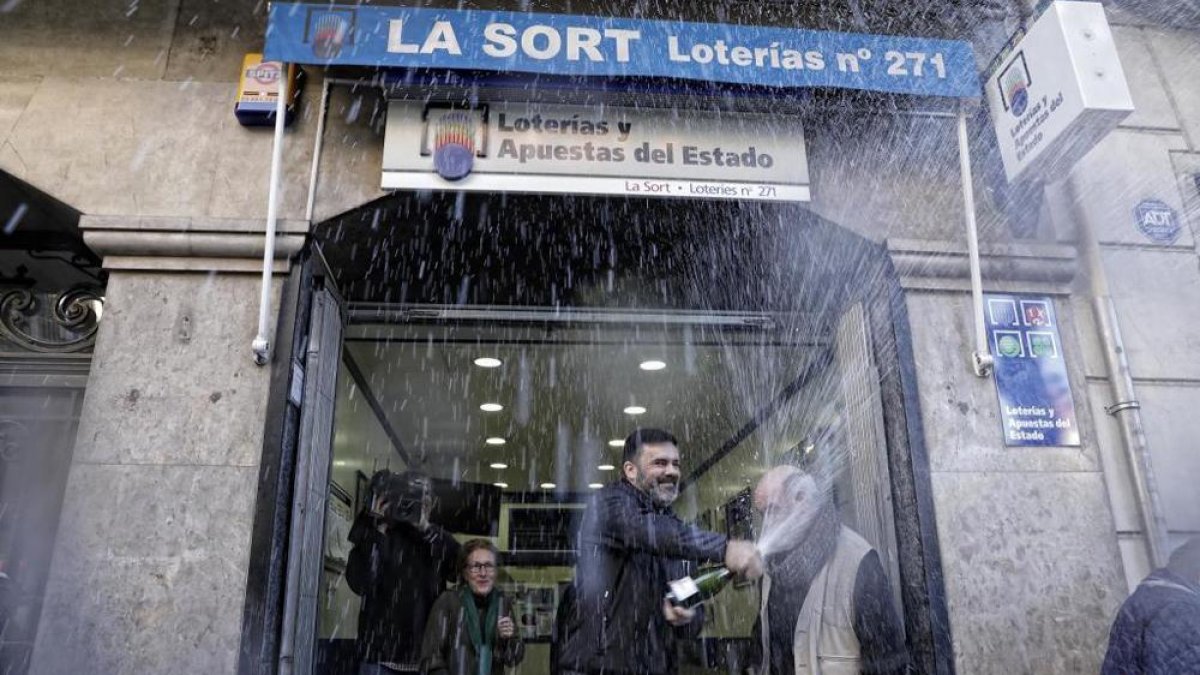 La administración La Sort, del barcelonés barrio de Gracia, vendió los décimos que acabaron en Soria.-HDS