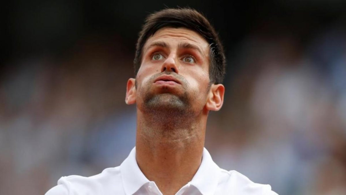 Novak Djokovic resopla en la central de Roland Garros durante su partido de tercera ronda contra el argentino Diego Schwartzman.-CHRISTIAN HARTMANN